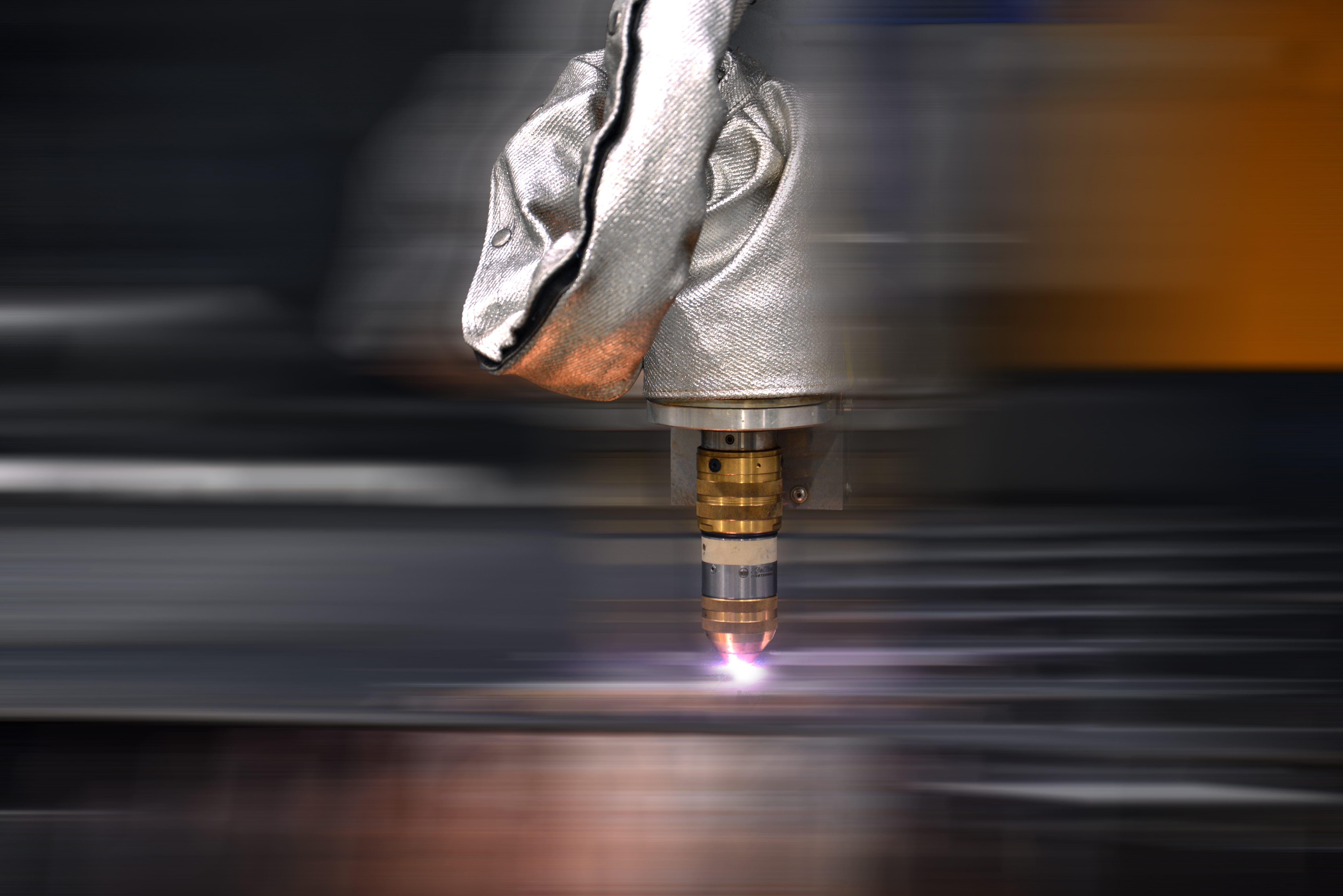 Palnik plazmowy Vortex 3D na wycinarce CNC Eckert podczas procesu cięcia blachy