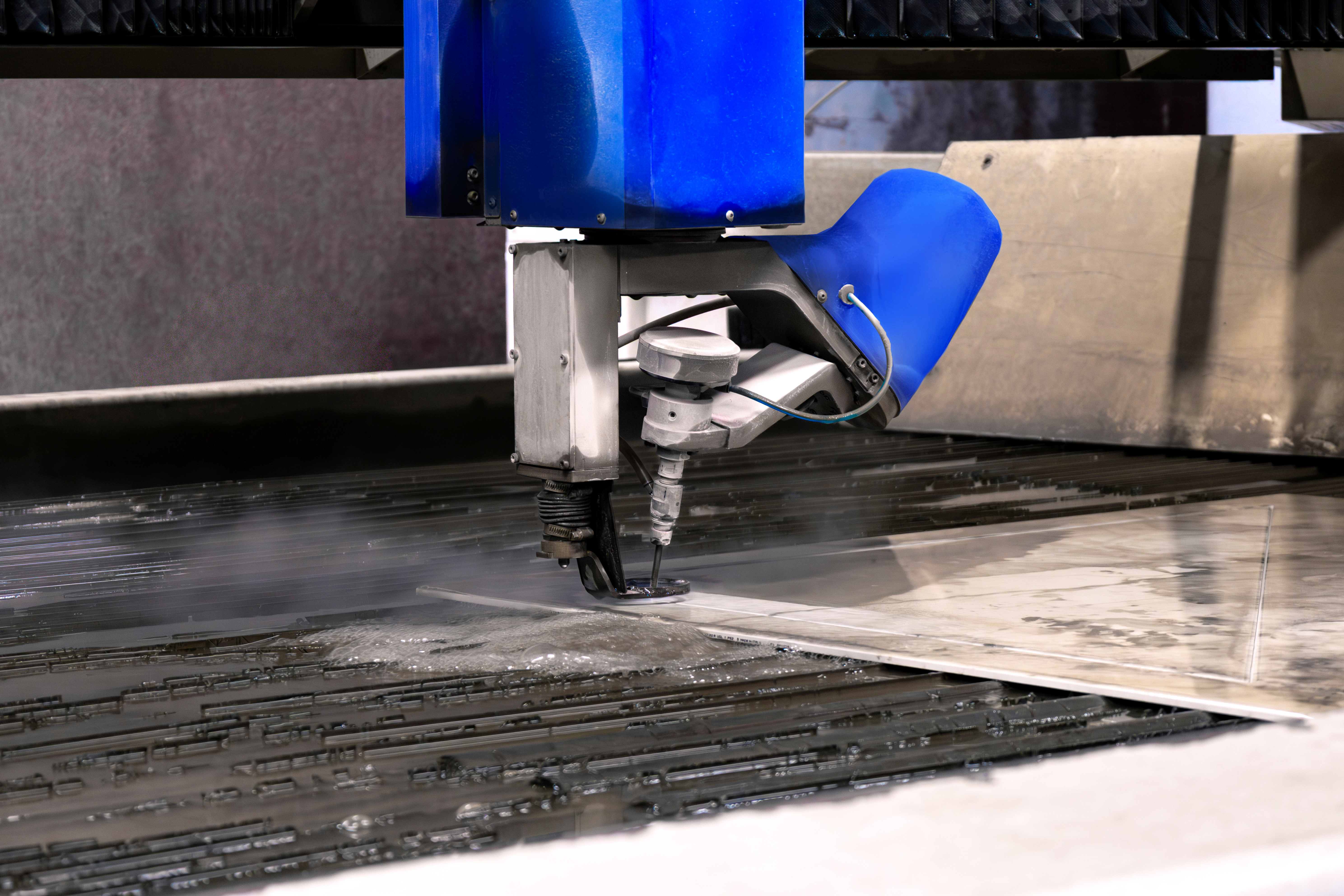 Maszyna Opal Waterjet firmy Eckert podczas cięcia spieku kwarcowego w firmie Goldkam
