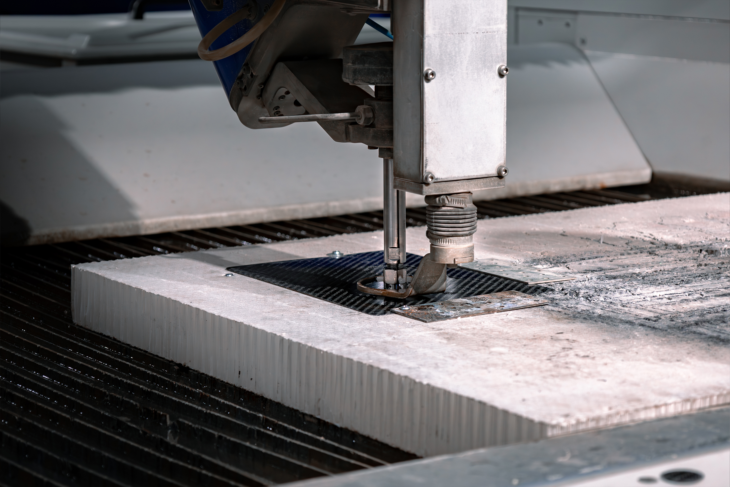 Cięcie czystą wodą (pure waterjet) &ndash; głowica tnąca na maszynie CNC Opal Waterjet Combo